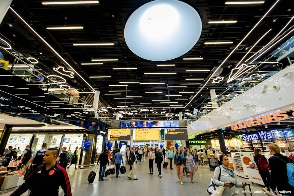 D66 wil niet-essentiële winkels op Schiphol dicht