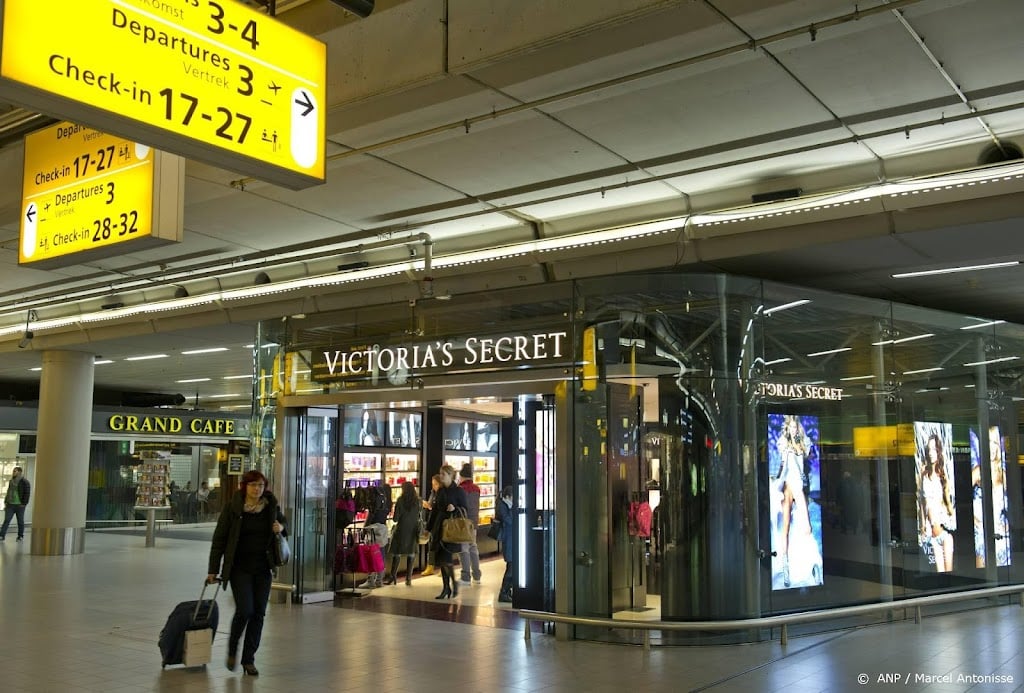 Kabinet gaat niet-essentiële winkels op Schiphol toch sluiten