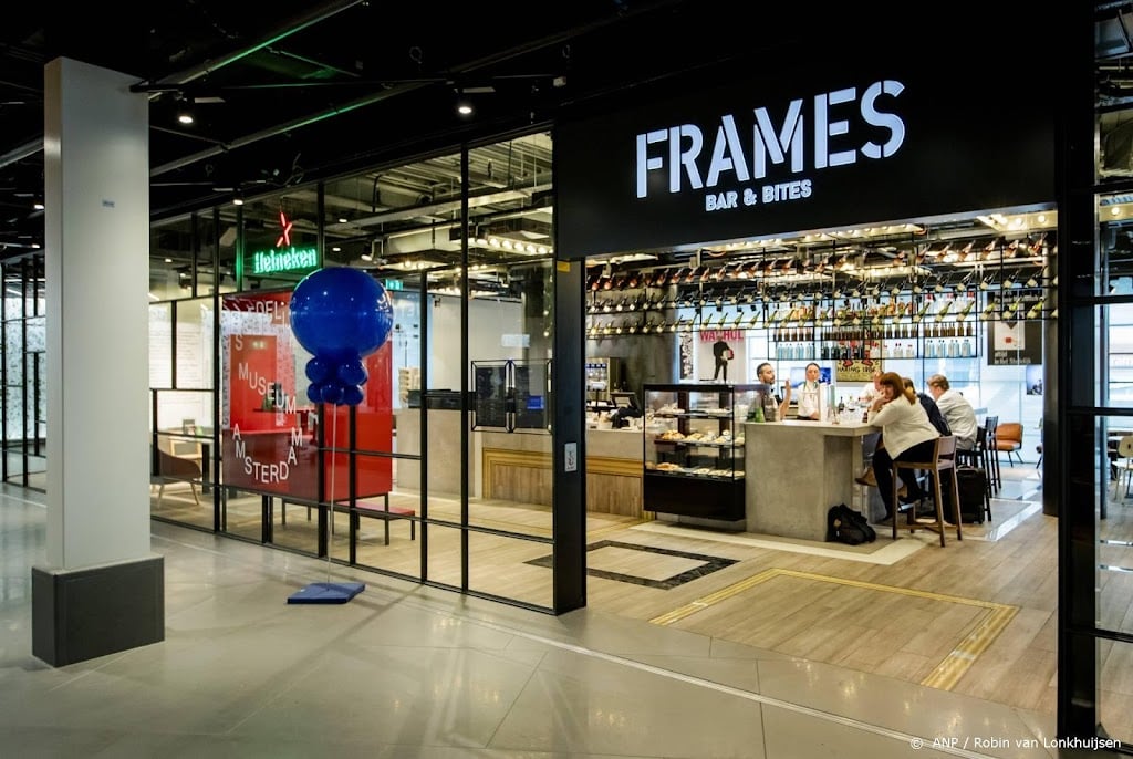 Schiphol: niet-essentiële winkels gaan dicht, horeca blijft open