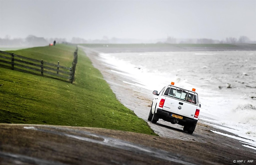 Waterschappen stellen dijkbewaking in om storm