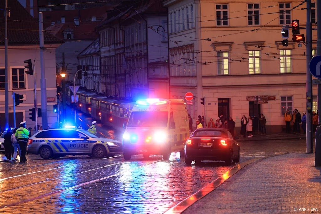 Elf doden, onder wie schutter, door schietincident Praag