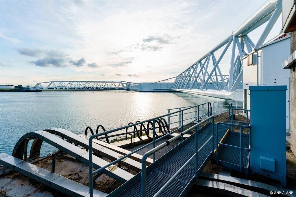 Maeslantkering in Nieuwe Waterweg sluit, scheepvaart gestremd