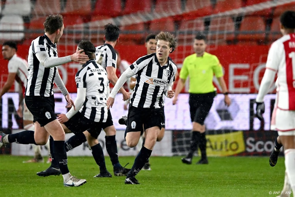 Ajax blameert zich met bekeruitschakeling bij amateurs Hercules