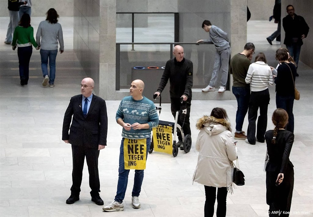 Activisten XR betogen in eregalerij Rijksmuseum tegen sponsor ING