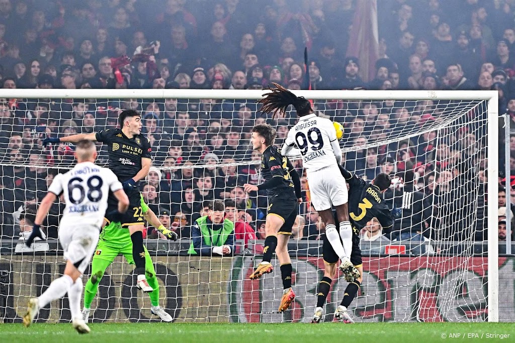 Napoli na zege bij Genoa weer bovenaan in Italië
