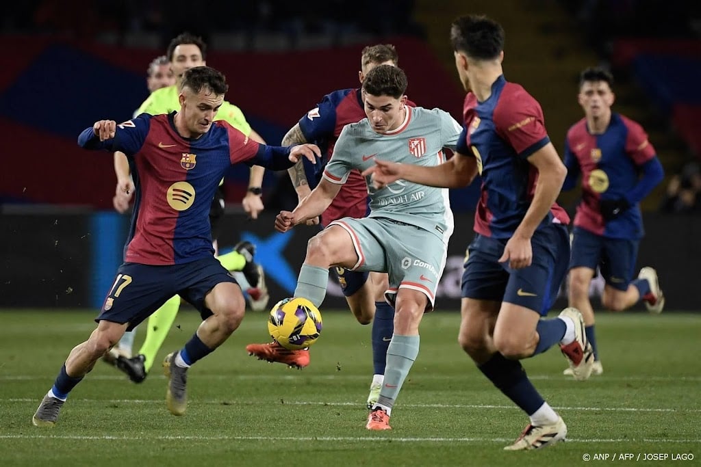 Atlético Madrid wint topper bij FC Barcelona diep in blessuretijd