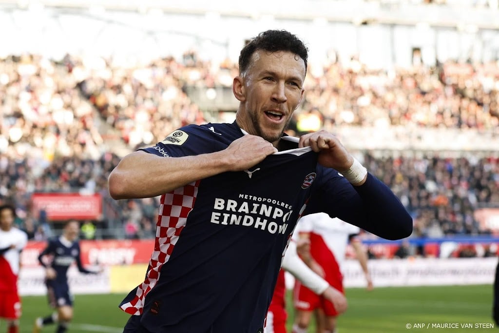 PSV wint ook bij Utrecht en boekt met 14e uitzege op rij record