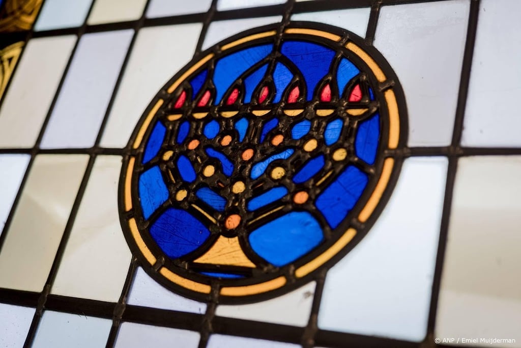 Honderden mensen bij chanoekaviering op Dam in Amsterdam