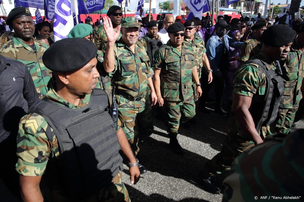 Bouterse spreekt menigte toe na zitting Surinaamse krijgsraad