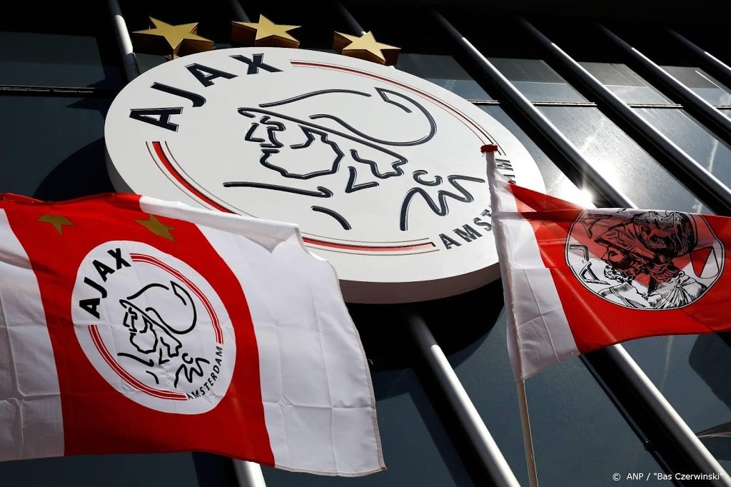 Van den Houten vergeet voetbalschoenen voor Ajax-uit