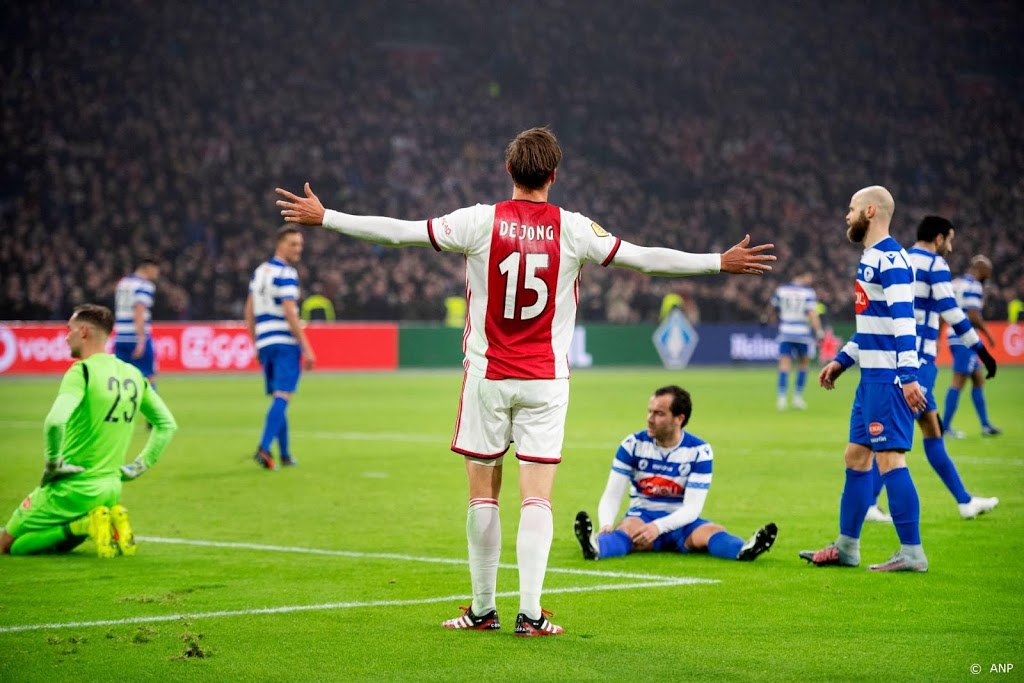 De Jong leidt met hattrick ruime zege Ajax in