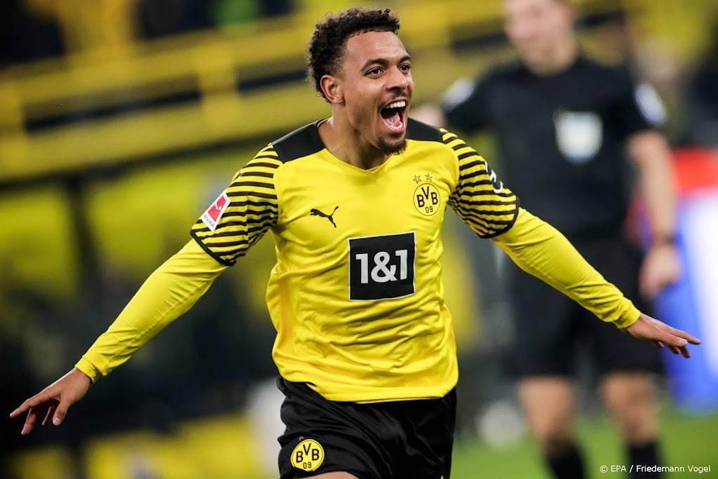 Malen speelt met drie assists hoofdrol bij winnend Dortmund