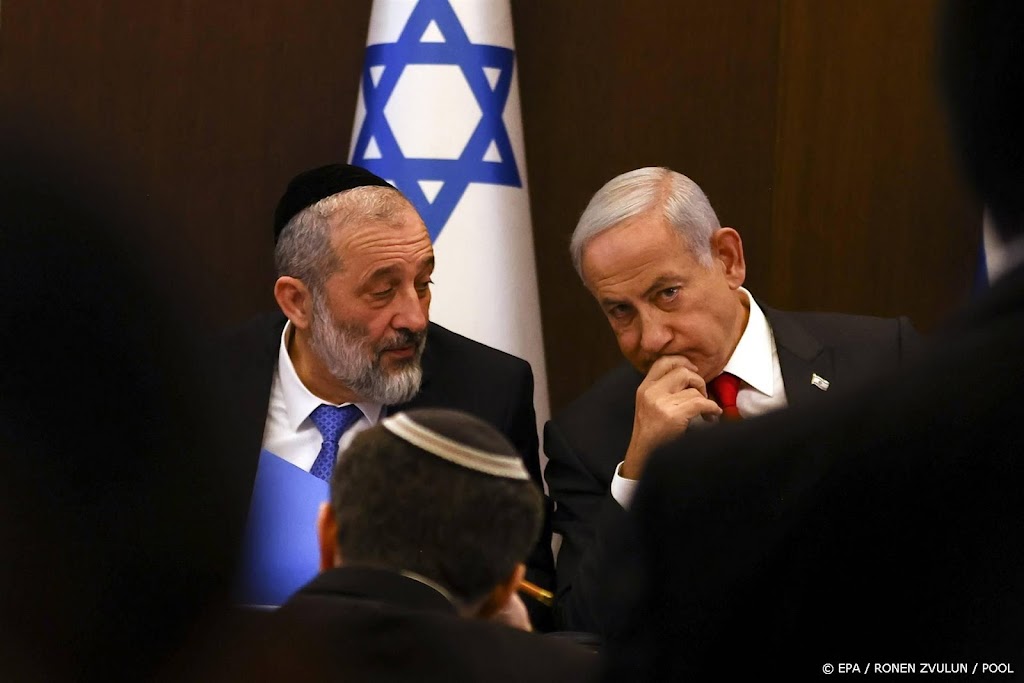 Premier Netanyahu stuurt minister weg maar behoudt meerderheid