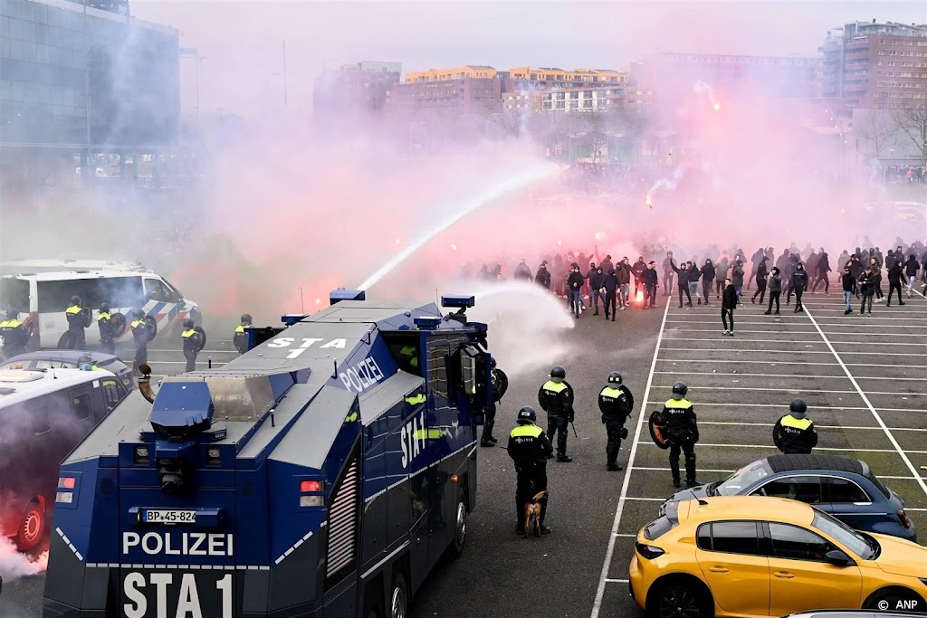 Waterkanon kort ingezet bij De Kuip vooraf aan Feyenoord - Ajax
