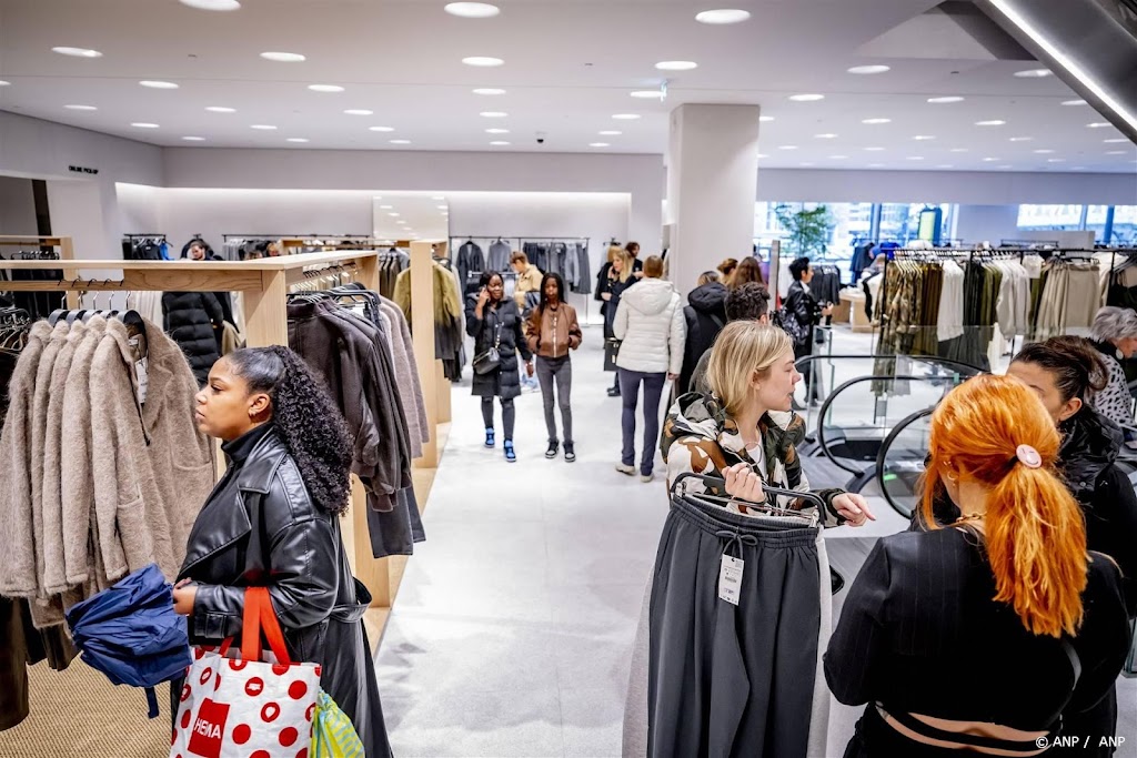 Consumenten in januari iets minder negatief