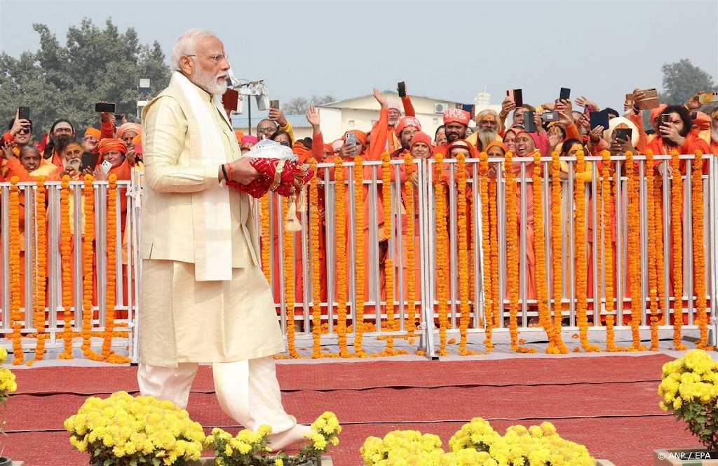 Premier India opent omstreden hindoetempel