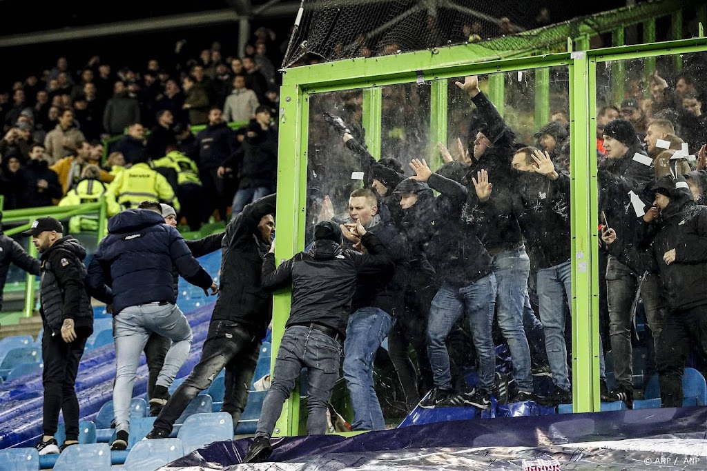 Voor misdragende fans Vitesse dreigt stadionverbod voor vijf jaar