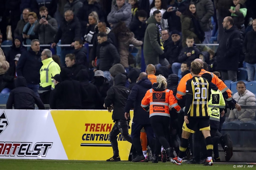 Drie mensen aangehouden na wedstrijd Vitesse - Feyenoord