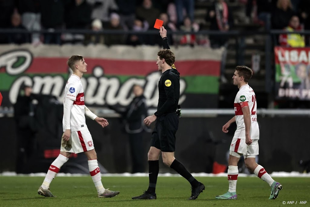 Twee wedstrijden schorsing voor wilde tackle Bruns (FC Twente) 