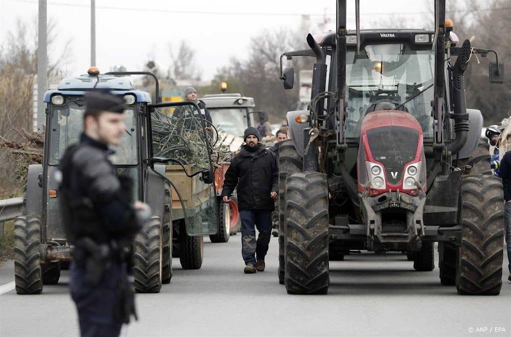 Franse boeren kondigen meer acties aan na blokkeren snelwegen 