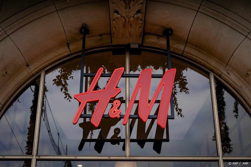 H&M trekt advertentie met schoolgaande meisjes terug na kritiek