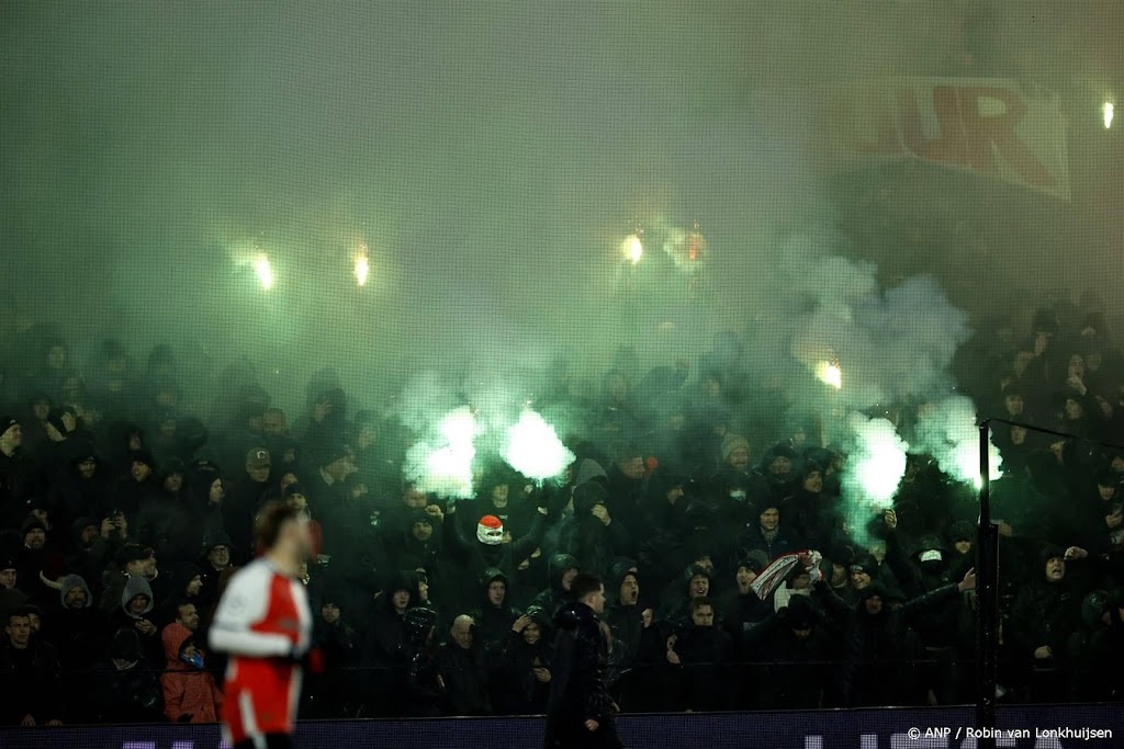 Feyenoord- Bayern München stilgelegd door vuurwerk