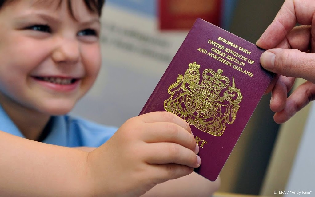 Britten krijgen vanaf maart weer blauw paspoort