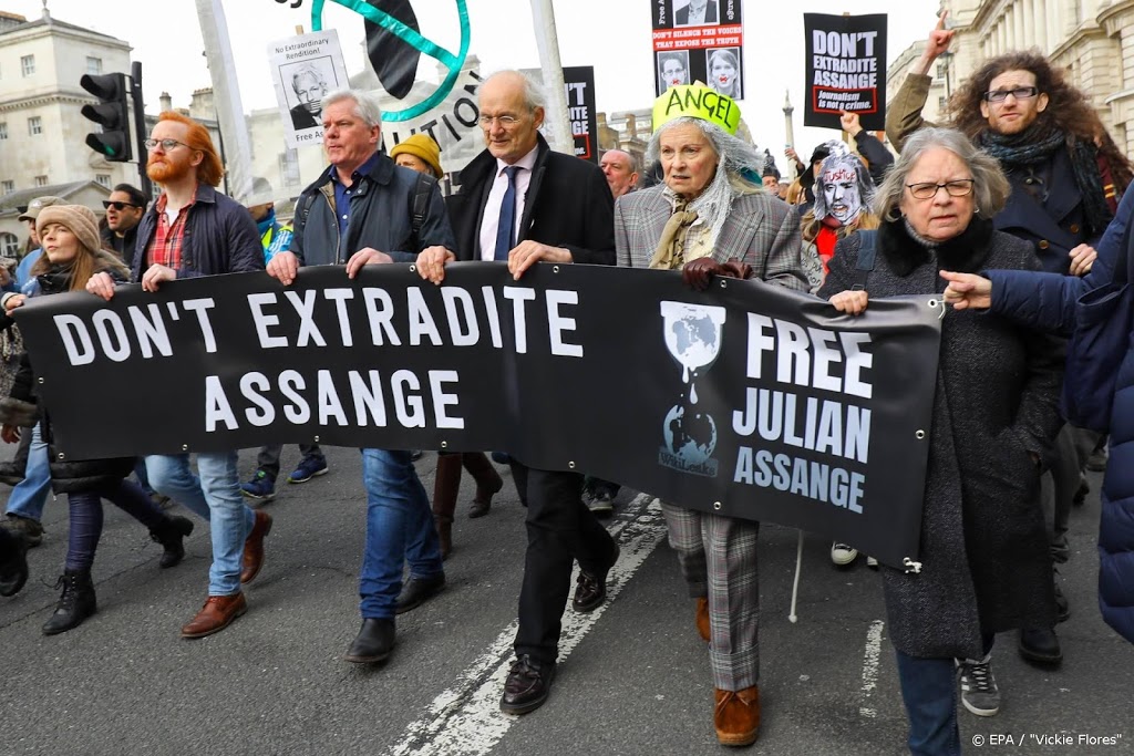 Honderden steunen Assange tijdens protestmars in Londen