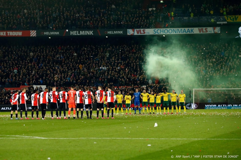 Supporters Feyenoord klappen voor overleden materiaalman De Leeuw