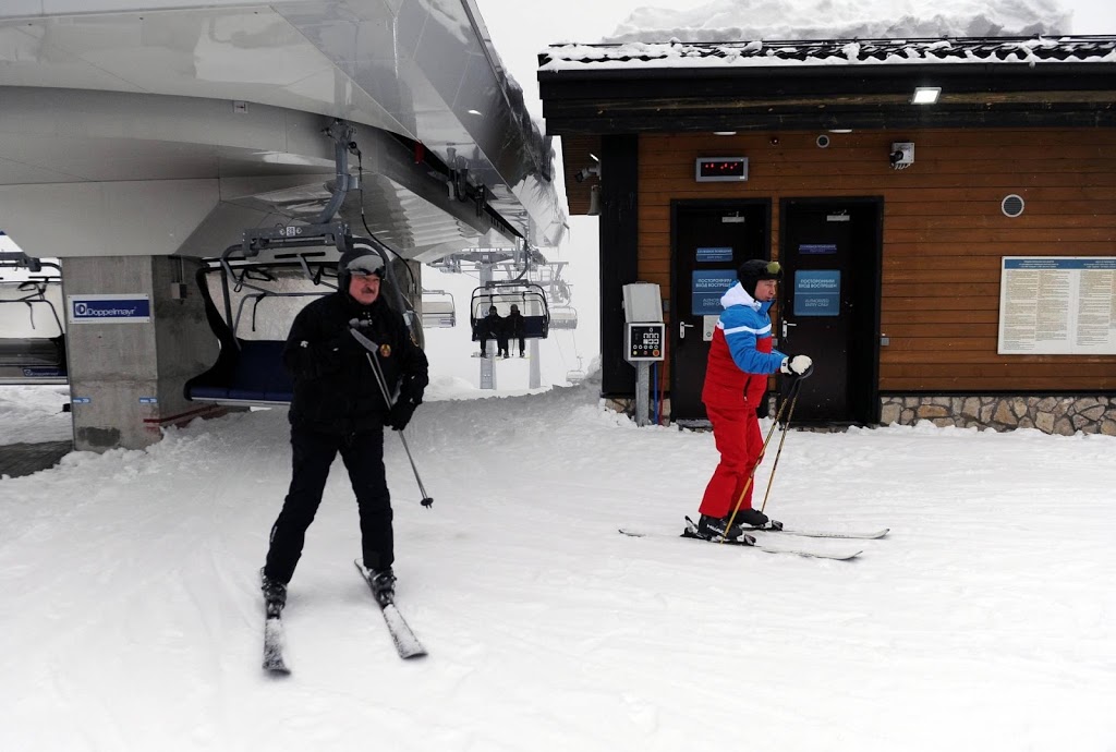 Poetin en Loekasjenko gaan skiën na overleg in Sotsji