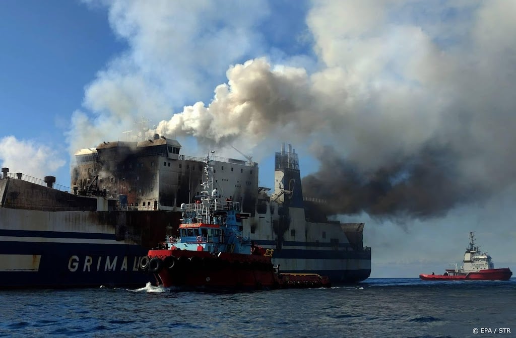 Brandende veerboot naar Griekse haven, nog steeds tien vermisten