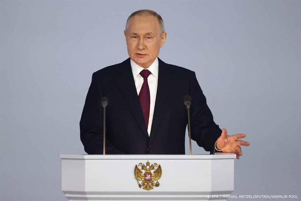 Poetin spreekt menigte toe in stadion Moskou 