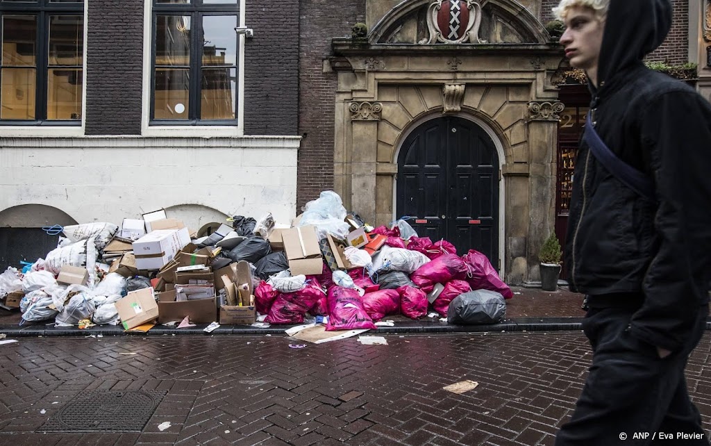 Afval Amsterdam weer opgehaald, maar gaat 'enkele dagen duren'