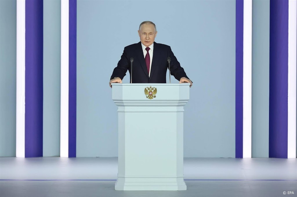 Poetin spreekt menigte toe in stadion Moskou