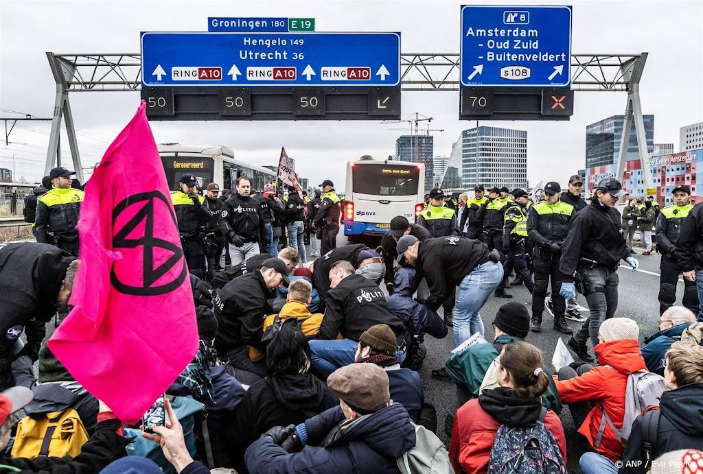 Zes demonstranten krijgen boete om klimaatprotest A10 Amsterdam