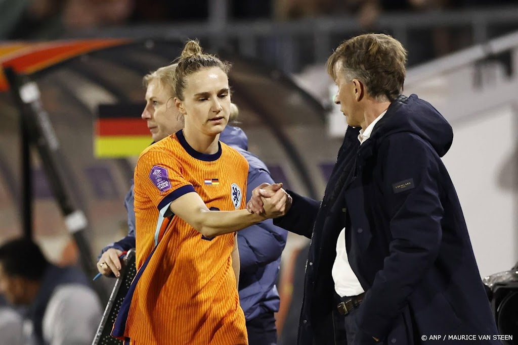 Aanvoerster Miedema 'geraakt' door aanstaand vertrek Jonker
