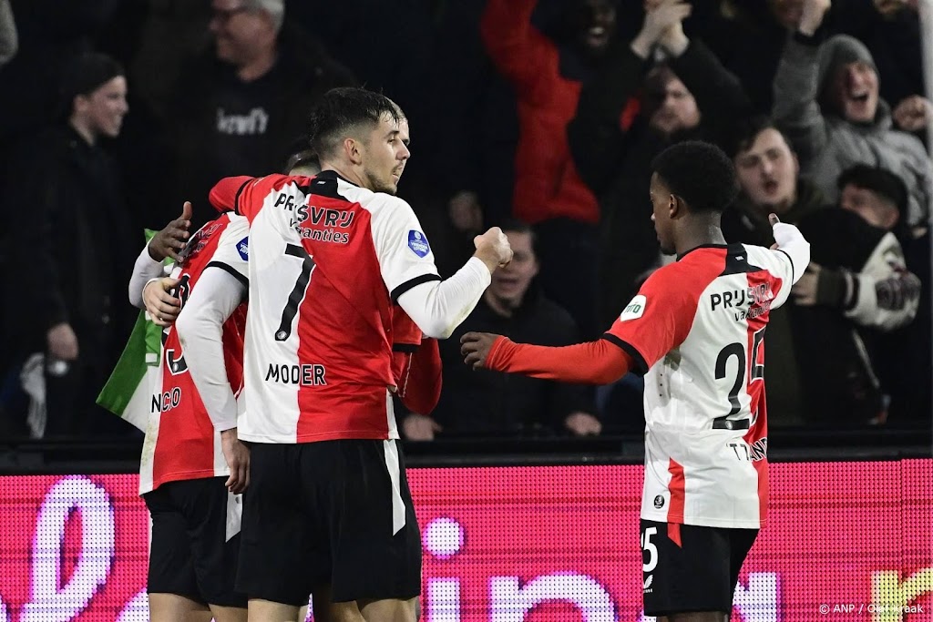 Feyenoord neemt met late zege op Almere derde plaats over