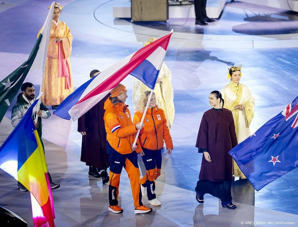 Velzeboer en Bergsma dragen vlag bij slotceremonie amfitheater in