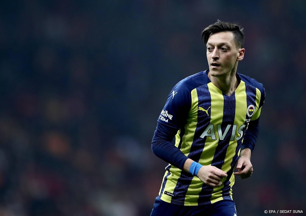 Voormalig Duits international Özil beëindigt voetbalcarrière 