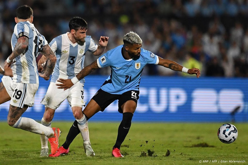 Argentinië zonder Messi wint van Uruguay, WK-ticket bijna binnen 