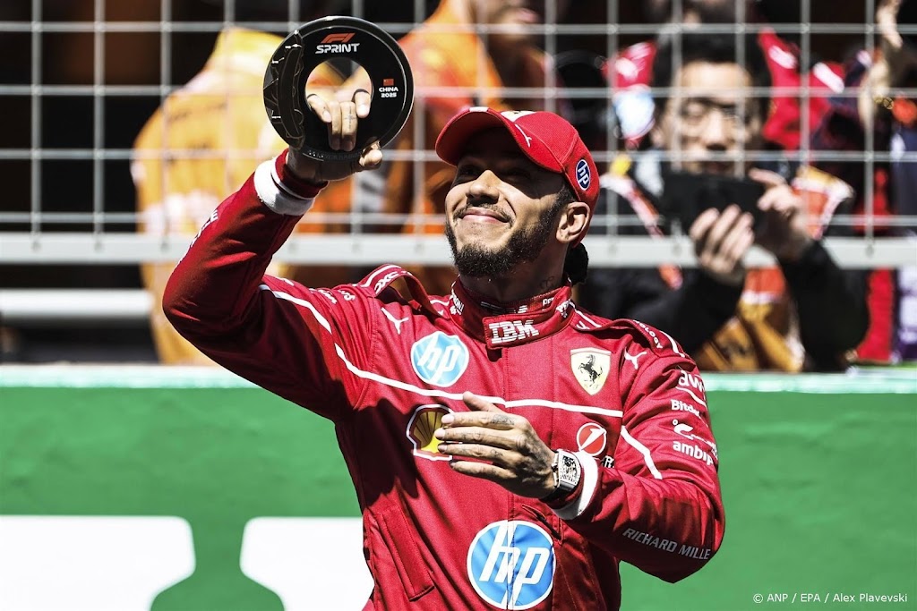 Hamilton snoert 'blaffende' critici de mond met zege in Ferrari 