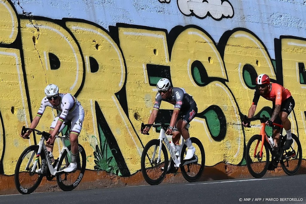 Van der Poel wint na 2023 voor tweede keer Milaan-Sanremo 