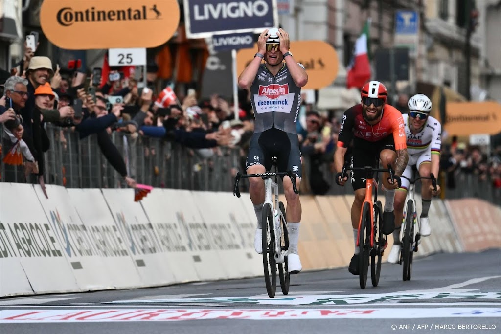 Van der Poel verrast concurrenten in San Remo met lange sprint 