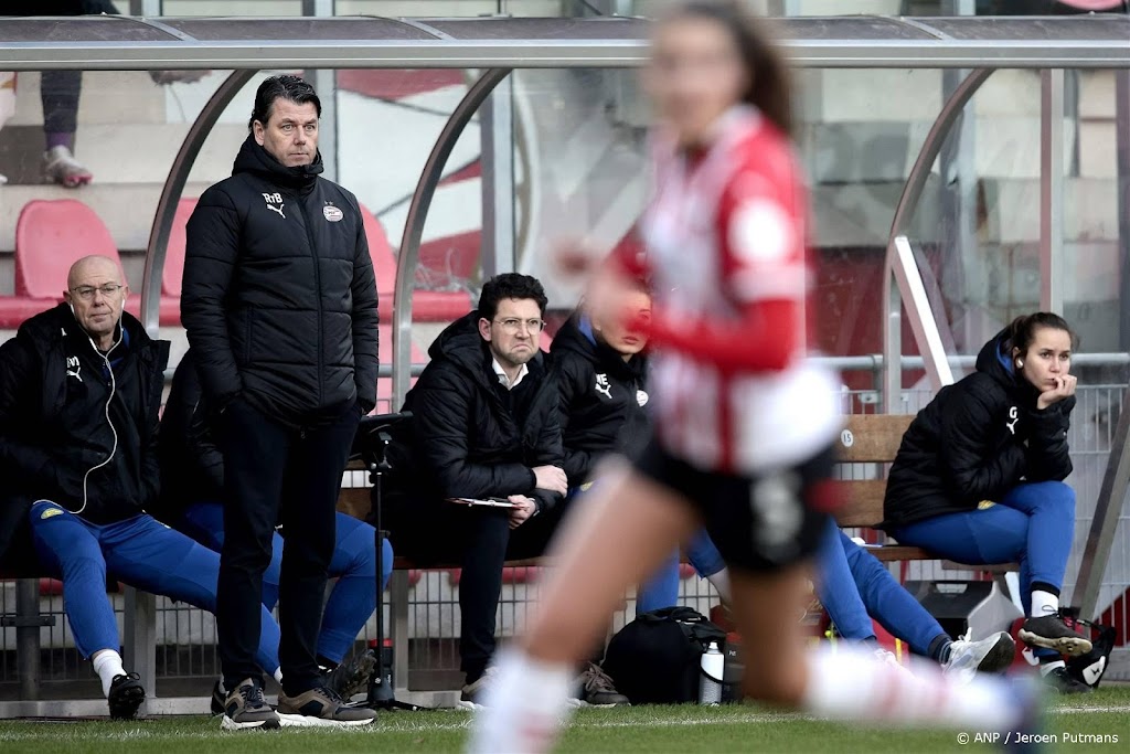 Voetbalsters PSV grijpen koppositie Eredivisie na zege op Ajax