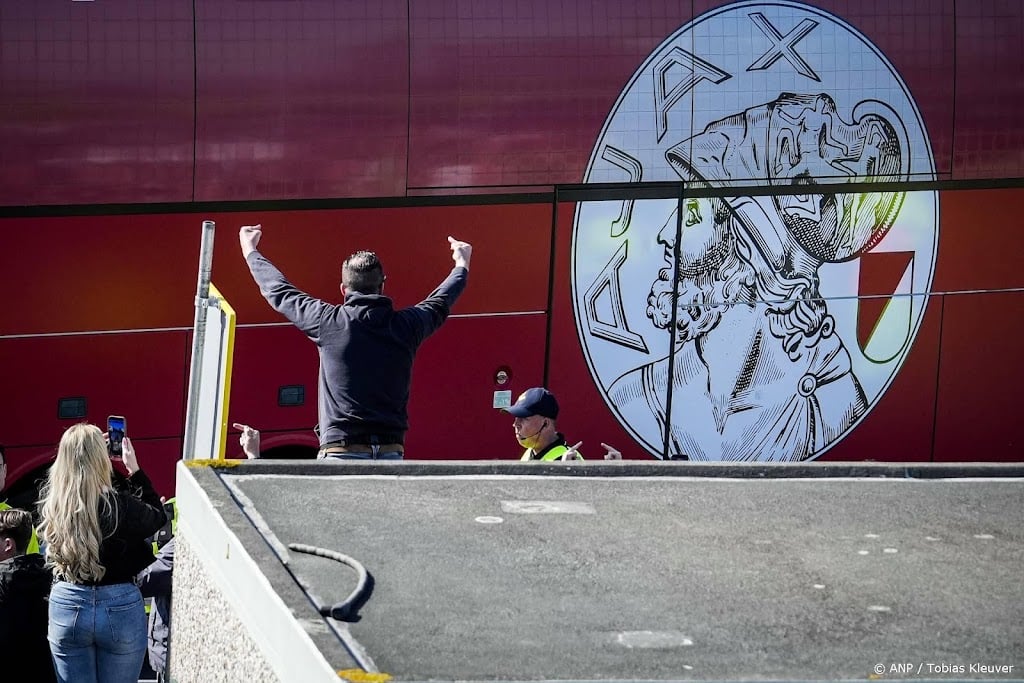 Ajaxbus kort stilgezet door groep met fakkels op snelweg A4