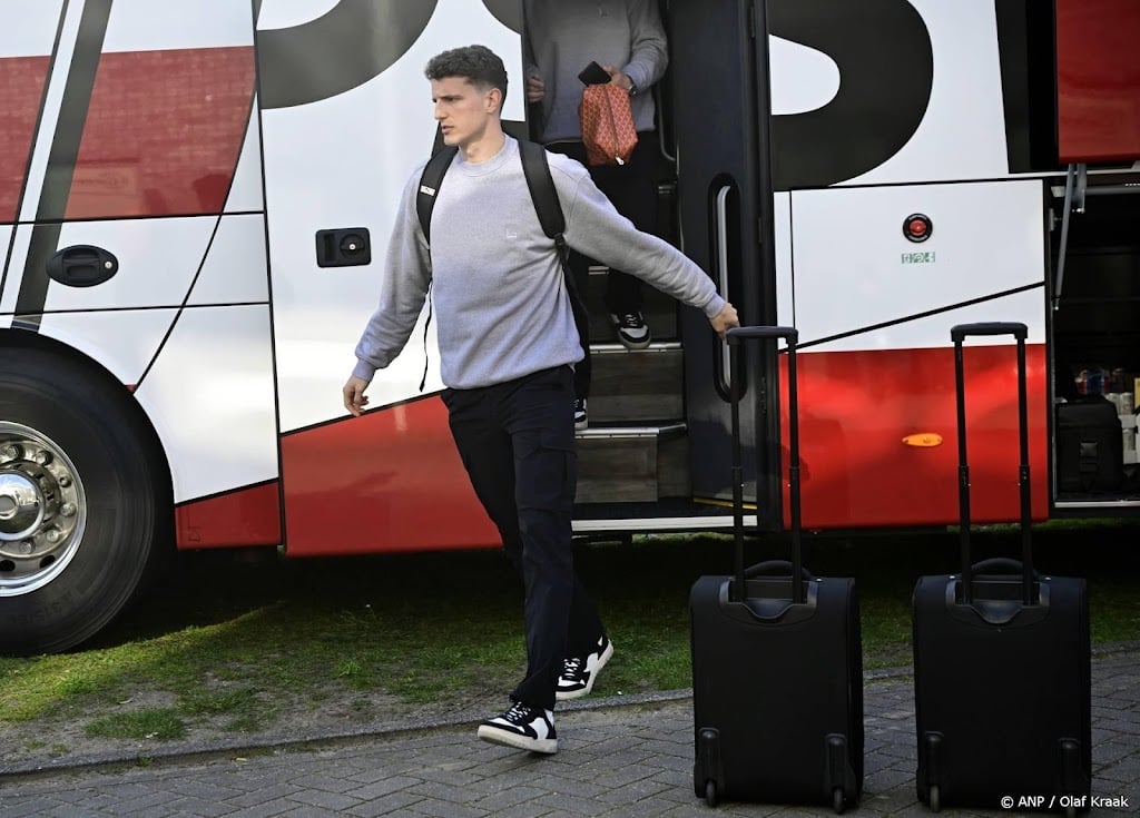 Til keert na maand terug in basiselftal PSV, Veerman op de bank