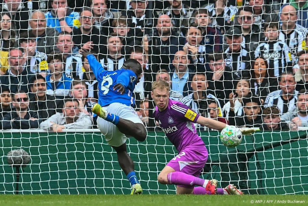 Brobbey schiet Sunderland naar winst op Newcastle