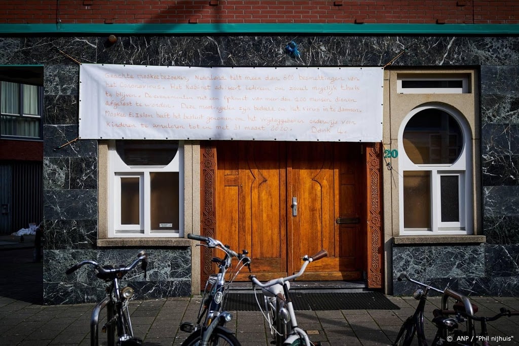 Moskeeën checken of moslims na avondeten ramadan binnenblijven