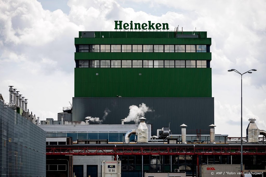 Heineken gaat gebukt onder coronacrisis, top levert salaris in