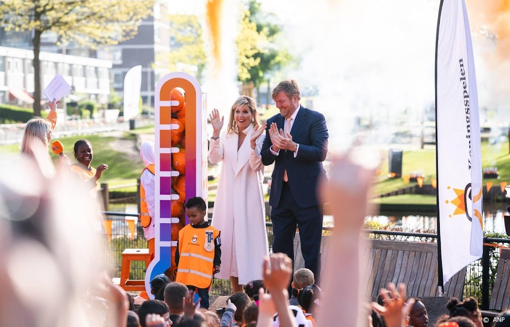 Willem-Alexander en Máxima in Delft voor Koningsspelen